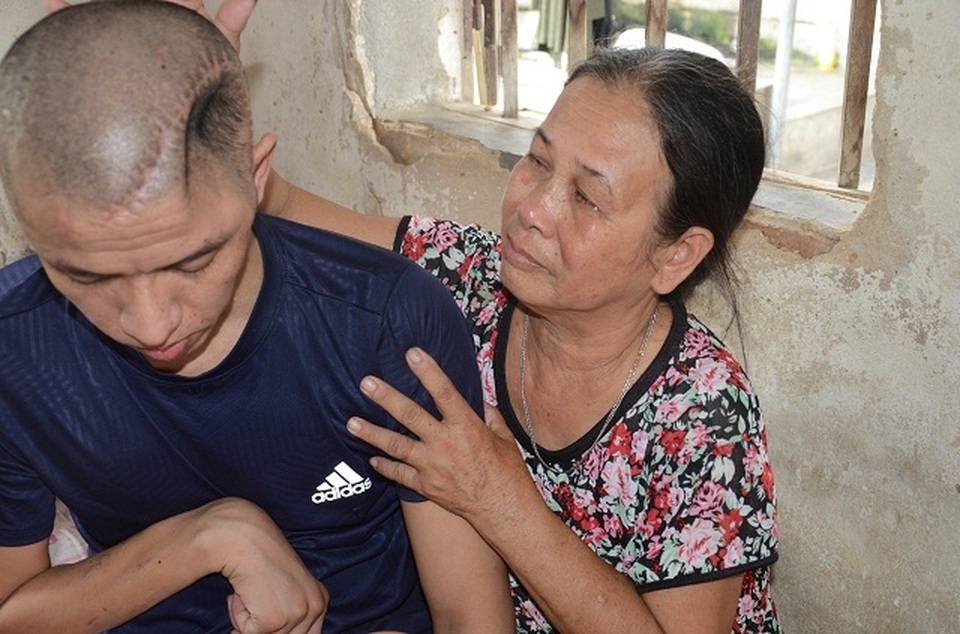 Chuyện lạ: Xót thương người mẹ nghèo đến bất lực không dám nhận 40 triệu đồng - 18 Chuyện lạ: Xót thương người mẹ nghèo đến bất lực không dám nhận 40 triệu đồng - 18