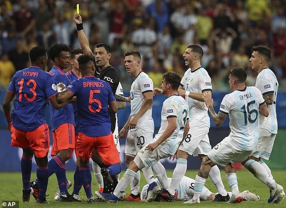 Argentina 0-2 Colombia: Nỗi thất vọng của Messi - 3 Argentina 0-2 Colombia: Nỗi thất vọng của Messi - 3