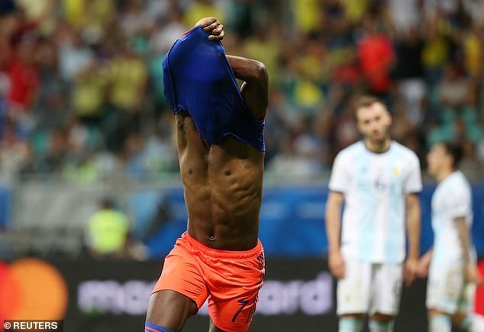 Argentina 0-2 Colombia: Nỗi thất vọng của Messi - 9 Argentina 0-2 Colombia: Nỗi thất vọng của Messi - 9