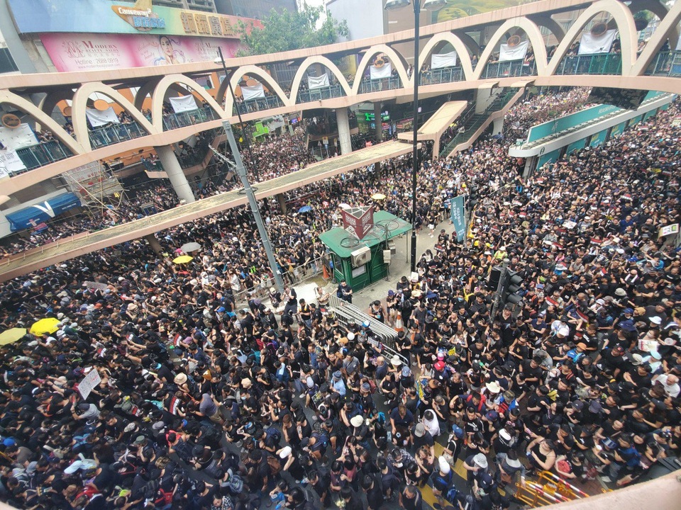 “Biển người” áo đen Hong Kong biểu tình dù dự luật dẫn độ đã bị hoãn - 6 “Biển người” áo đen Hong Kong biểu tình dù dự luật dẫn độ đã bị hoãn - 6