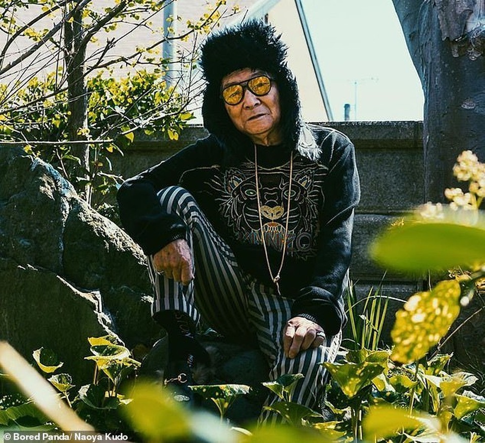 Ông cụ 84 tuổi gây sốt trên mạng xã hội vì phong cách thời trang “độc, lạ” - 5 Ông cụ 84 tuổi gây sốt trên mạng xã hội vì phong cách thời trang “độc, lạ” - 5