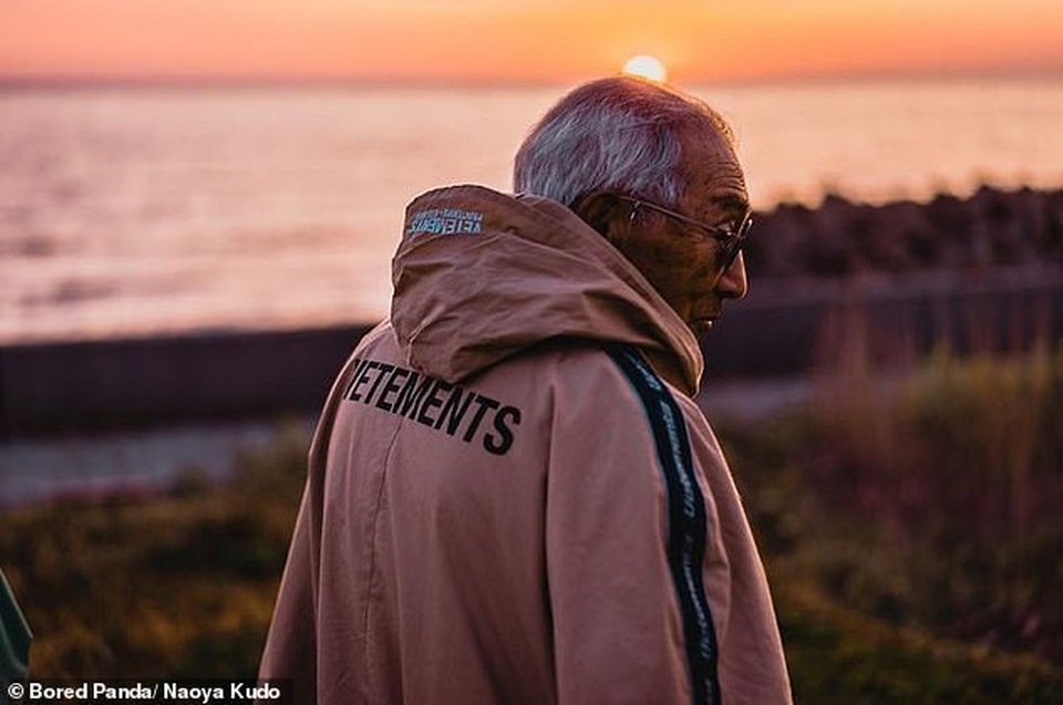 Ông cụ 84 tuổi gây sốt trên mạng xã hội vì phong cách thời trang “độc, lạ” - 10 Ông cụ 84 tuổi gây sốt trên mạng xã hội vì phong cách thời trang “độc, lạ” - 10