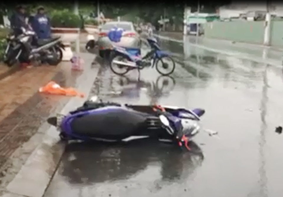 Ô tô 4 chỗ tông 2 xe máy, 2 người bị thương nặng - 2 Ô tô 4 chỗ tông 2 xe máy, 2 người bị thương nặng - 2
