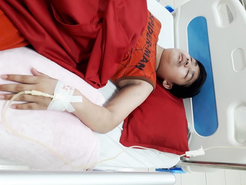 Xót xa cảnh người phụ nữ nghèo đan nón kiếm từng đồng bạc lẻ để chăm con bệnh trọng - 2 Xót xa cảnh người phụ nữ nghèo đan nón kiếm từng đồng bạc lẻ để chăm con bệnh trọng - 2