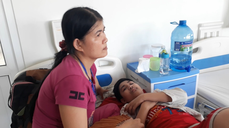 Xót xa cảnh người phụ nữ nghèo đan nón kiếm từng đồng bạc lẻ để chăm con bệnh trọng - 1 Xót xa cảnh người phụ nữ nghèo đan nón kiếm từng đồng bạc lẻ để chăm con bệnh trọng - 1