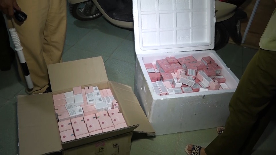 Bắt giữ hơn 3 ngàn chai bia không nhãn mác - 2 Bắt giữ hơn 3 ngàn chai bia không nhãn mác - 2