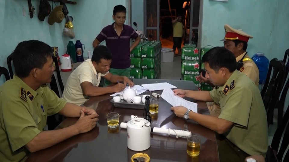 Bắt giữ hơn 3 ngàn chai bia không nhãn mác - 3 Bắt giữ hơn 3 ngàn chai bia không nhãn mác - 3