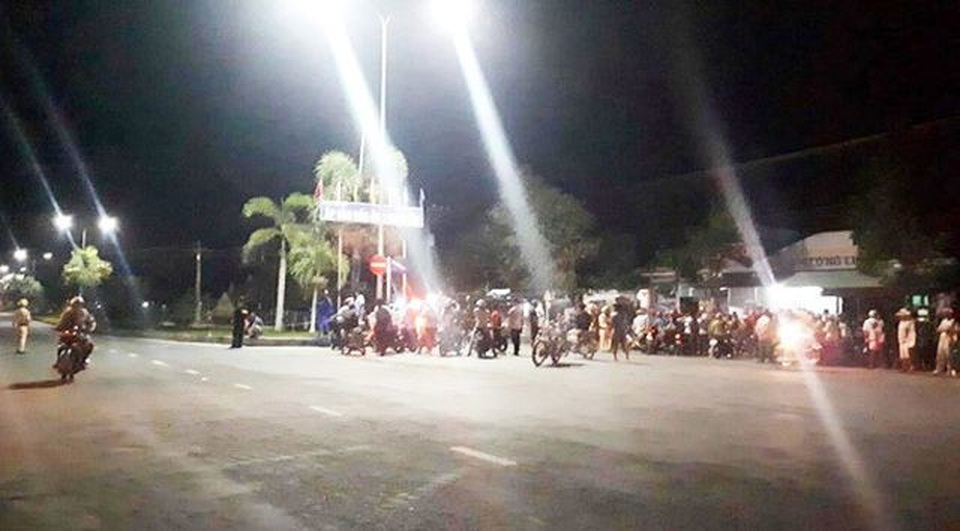 Máy bay quân sự rơi và khói rơm vây kín đường ngoại thành Hà Nội - 2 Máy bay quân sự rơi và khói rơm vây kín đường ngoại thành Hà Nội - 2