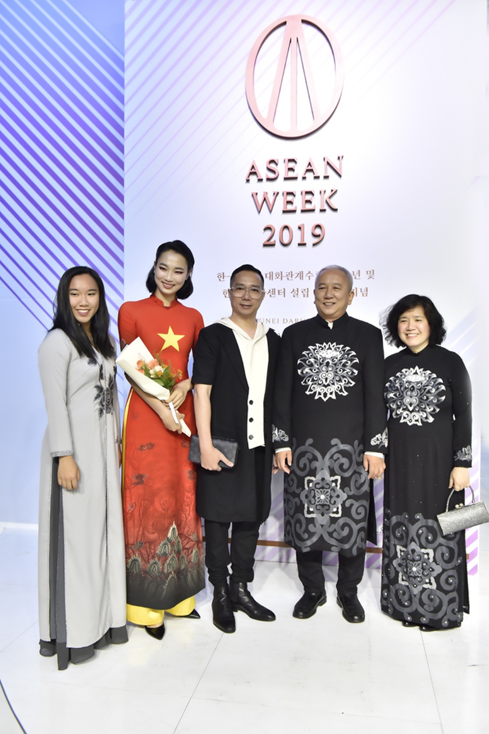 NTK Đỗ Trịnh Hoài Nam mở màn Giấc mơ hoa tại Asean Week 2019 - 9 NTK Đỗ Trịnh Hoài Nam mở màn Giấc mơ hoa tại Asean Week 2019 - 9