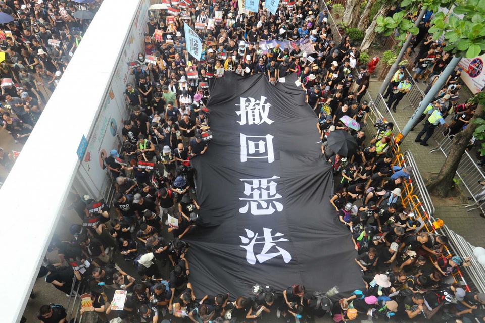 “Biển người” áo đen Hong Kong biểu tình dù dự luật dẫn độ đã bị hoãn - 1 “Biển người” áo đen Hong Kong biểu tình dù dự luật dẫn độ đã bị hoãn - 1