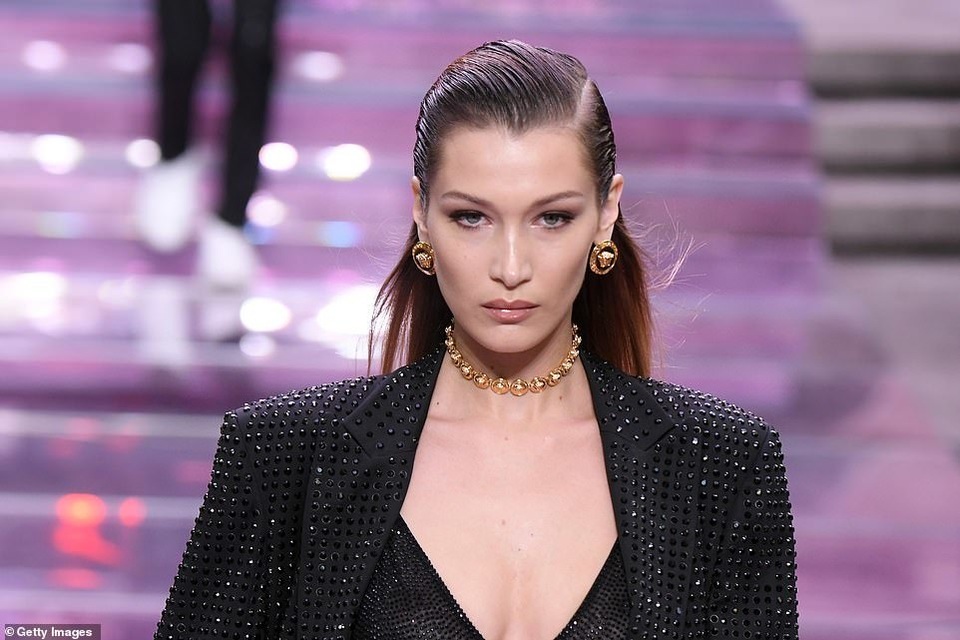 Bella Hadid diện áo gợi cảm khoe eo thon - 3