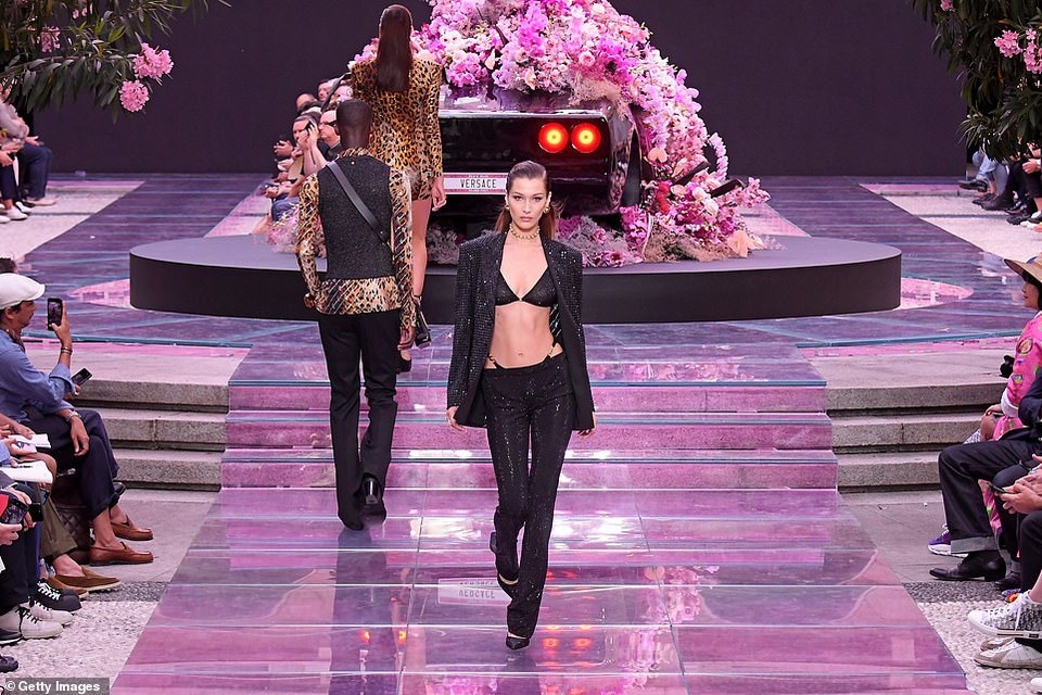 Bella Hadid diện áo gợi cảm khoe eo thon - 1