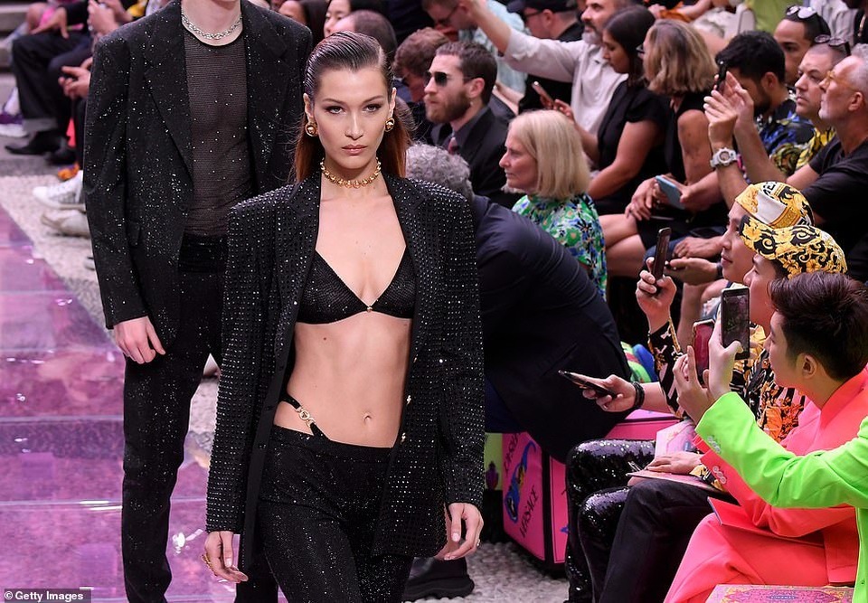 Bella Hadid diện áo gợi cảm khoe eo thon - 6