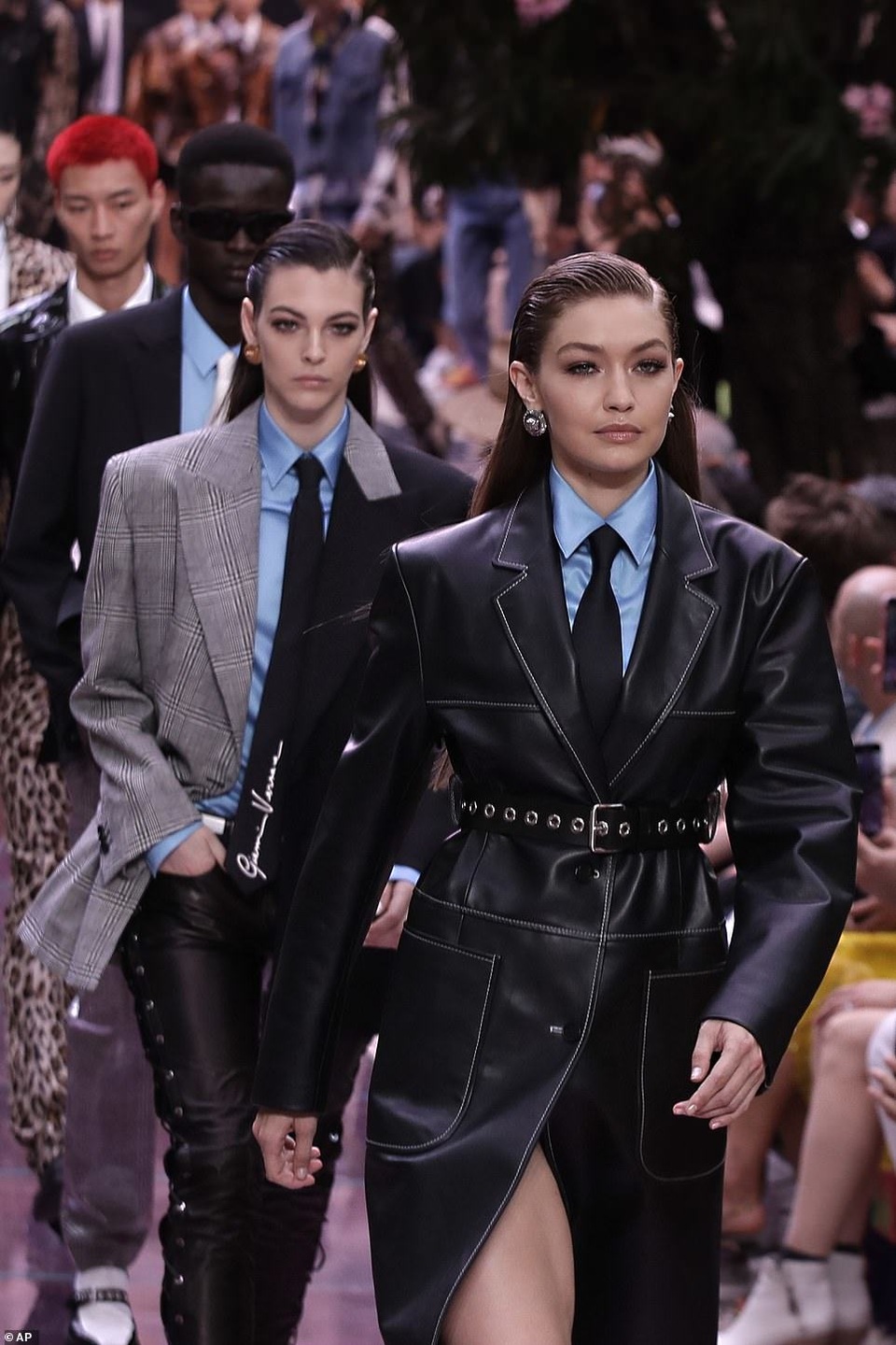 Bella Hadid diện áo gợi cảm khoe eo thon - 10