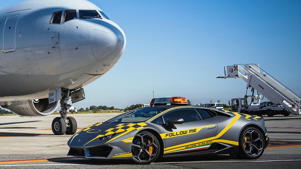 Sân bay Ý chơi trội bằng siêu xe Lamborghini Huracán chạy dẫn đường - 1 Sân bay Ý chơi trội bằng siêu xe Lamborghini Huracán chạy dẫn đường - 1