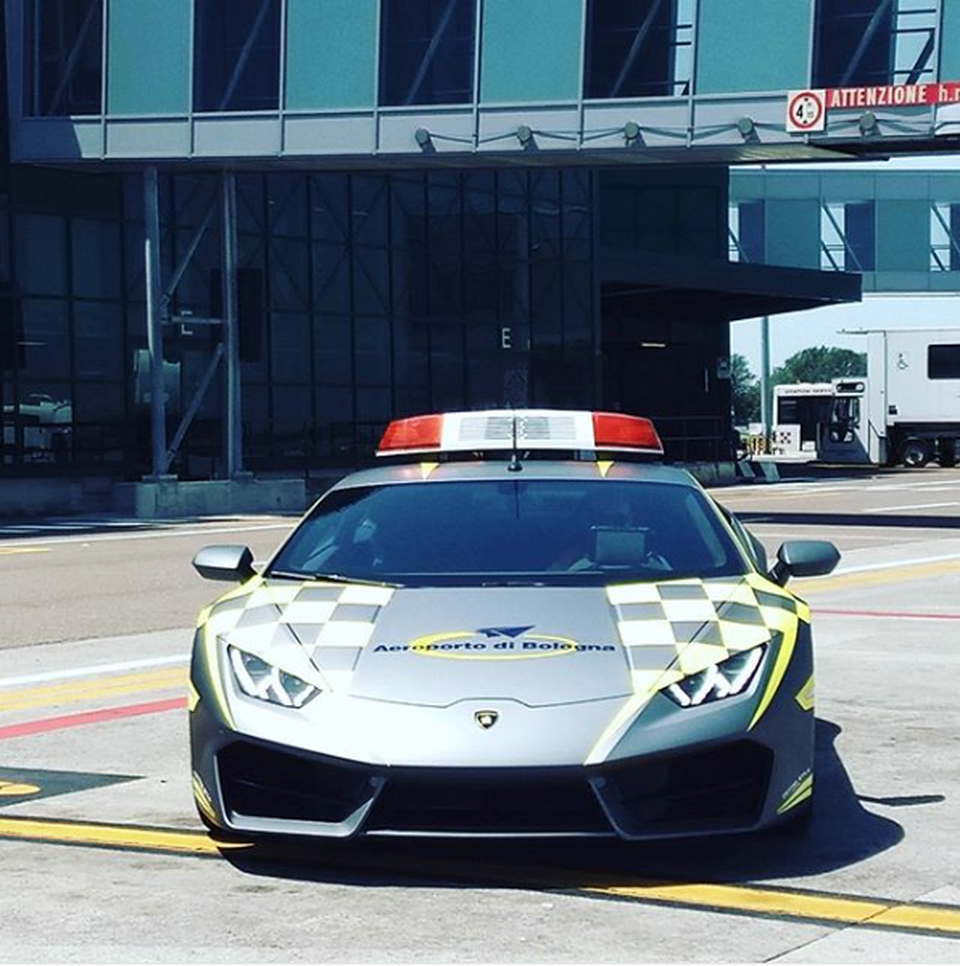 Sân bay Ý chơi trội bằng siêu xe Lamborghini Huracán chạy dẫn đường - 2 Sân bay Ý chơi trội bằng siêu xe Lamborghini Huracán chạy dẫn đường - 2