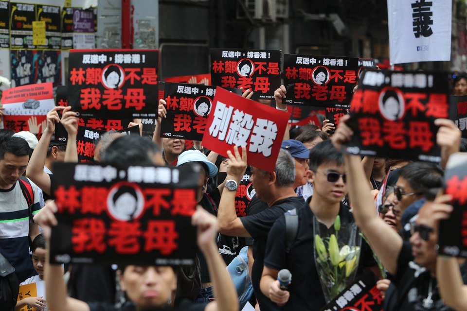 “Biển người” áo đen Hong Kong biểu tình dù dự luật dẫn độ đã bị hoãn - 3 “Biển người” áo đen Hong Kong biểu tình dù dự luật dẫn độ đã bị hoãn - 3