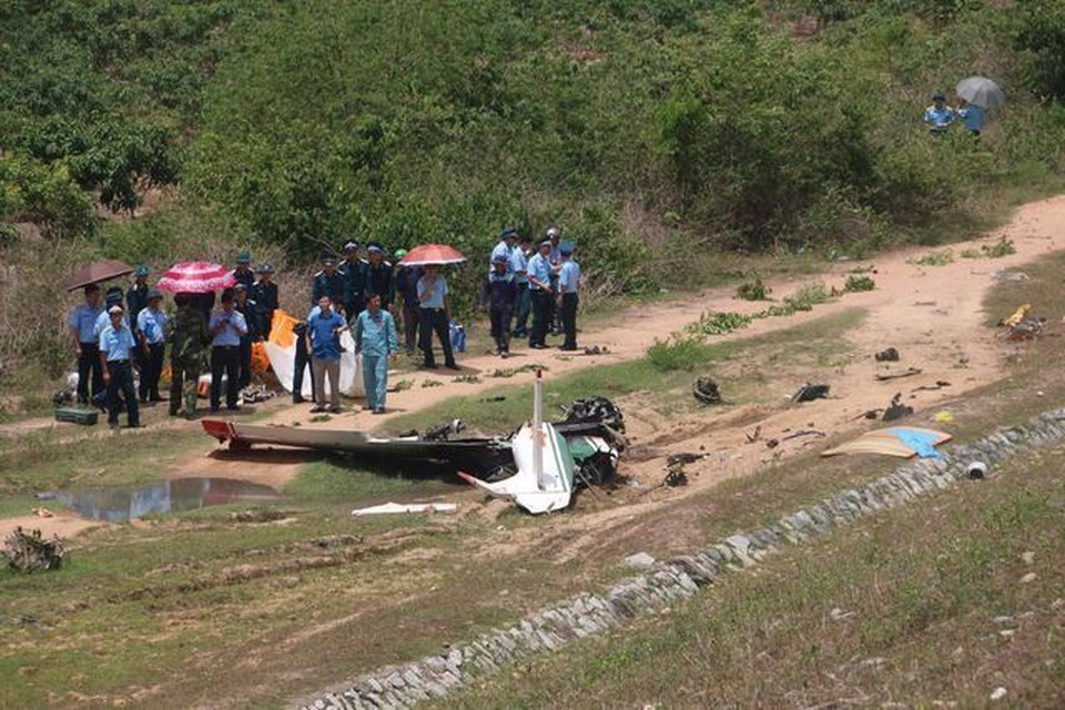 Máy bay quân sự rơi và khói rơm vây kín đường ngoại thành Hà Nội - 1 Máy bay quân sự rơi và khói rơm vây kín đường ngoại thành Hà Nội - 1
