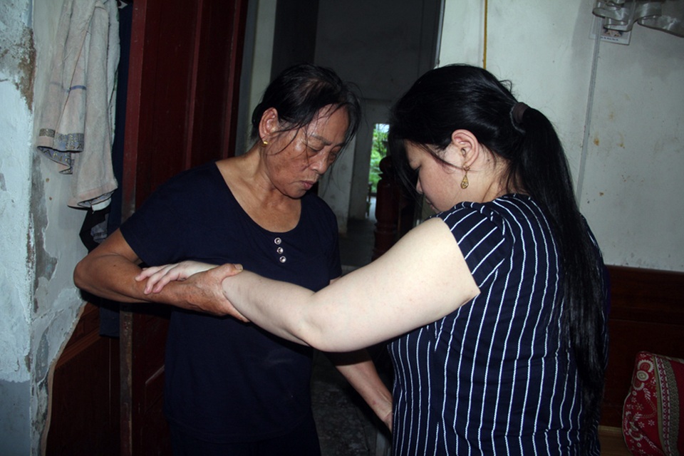 Bạn đọc Dân trí hỗ trợ hàng chục triệu đồng tới người đàn bà bất hạnh mất hai con, chăm chồng con bệnh nặng - 2 Bạn đọc Dân trí hỗ trợ hàng chục triệu đồng tới người đàn bà bất hạnh mất hai con, chăm chồng con bệnh nặng - 2