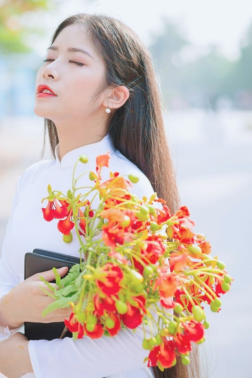 Cô gái có mái tóc dài hơn 1m nhớ về thời học trò ngập hoa phượng vĩ - 1 Cô gái có mái tóc dài hơn 1m nhớ về thời học trò ngập hoa phượng vĩ - 1