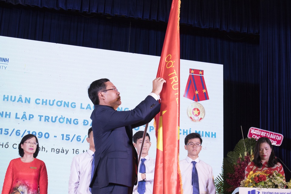 Trường ĐH Mở TP.HCM nhận Huân chương Lao động hạng Nhì - 2