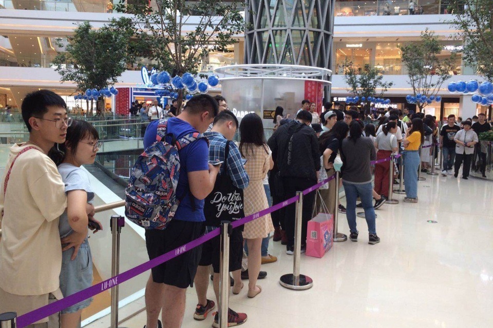 Dân Trung Quốc xếp hàng mua trà sữa 1,7 triệu đồng/cốc để ủng hộ hàng nội địa, phản đối Mỹ - 1 Dân Trung Quốc xếp hàng mua trà sữa 1,7 triệu đồng/cốc để ủng hộ hàng nội địa, phản đối Mỹ - 1