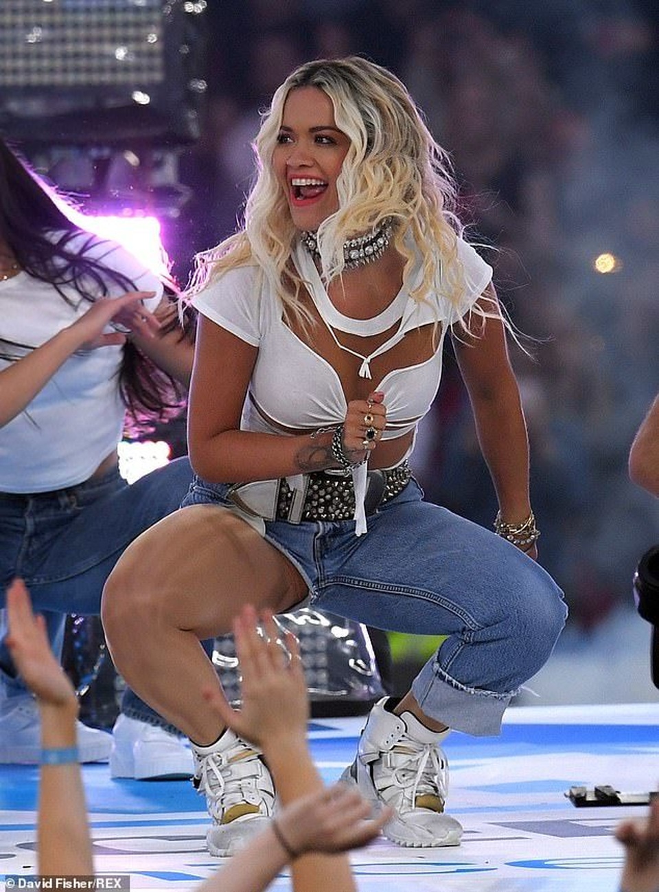 Rita Ora gây ấn tượng với quần một mất, môt còn - 4 Rita Ora gây ấn tượng với quần một mất, môt còn - 4