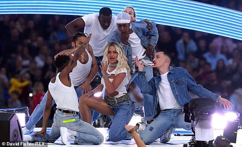 Rita Ora gây ấn tượng với quần một mất, môt còn - 5 Rita Ora gây ấn tượng với quần một mất, môt còn - 5