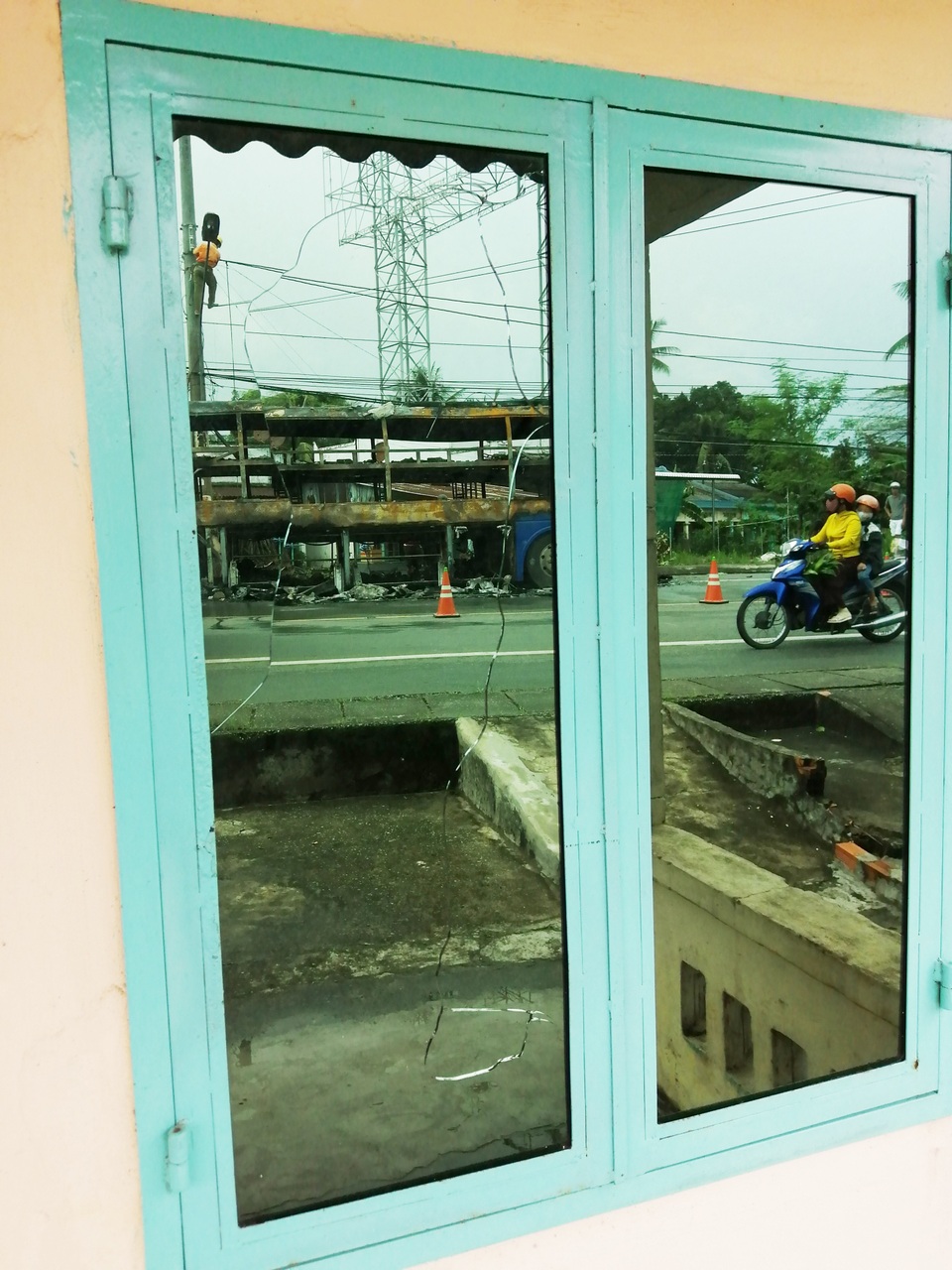 Xe đang chở nhiều hành khách bất ngờ cháy trơ khung - 7 Xe đang chở nhiều hành khách bất ngờ cháy trơ khung - 7