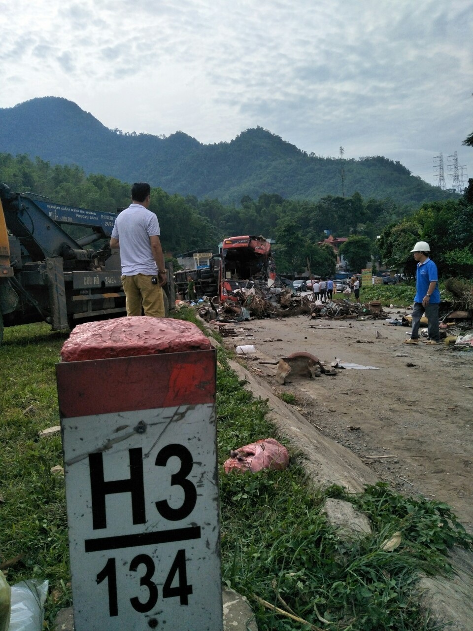 Hiện trường tan nát vụ tai nạn làm 3 người chết, 38 người bị thương - 9 Hiện trường tan nát vụ tai nạn làm 3 người chết, 38 người bị thương - 9