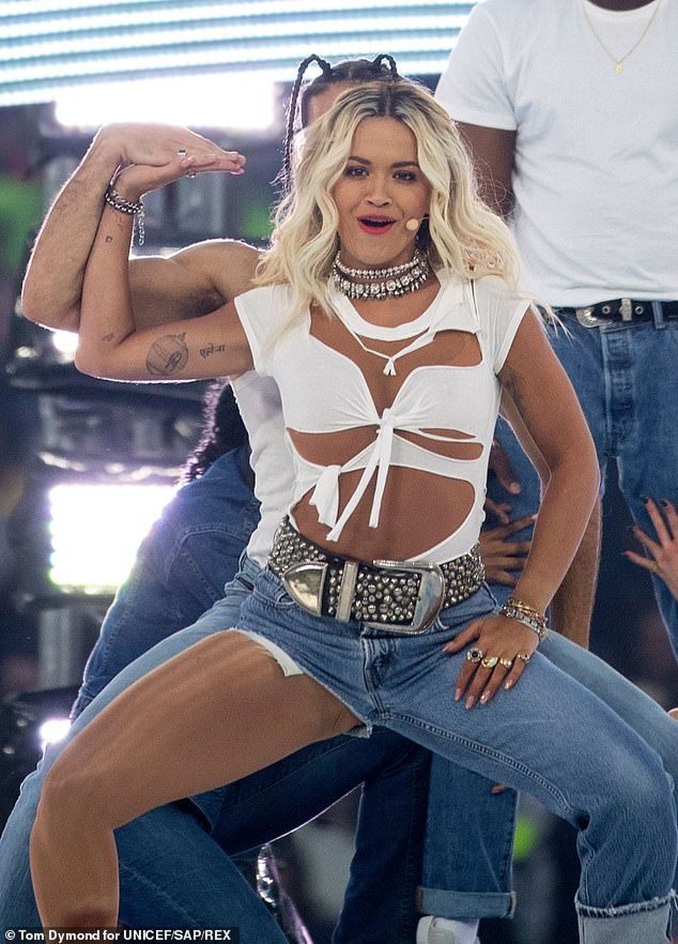 Rita Ora gây ấn tượng với quần một mất, môt còn - 2 Rita Ora gây ấn tượng với quần một mất, môt còn - 2