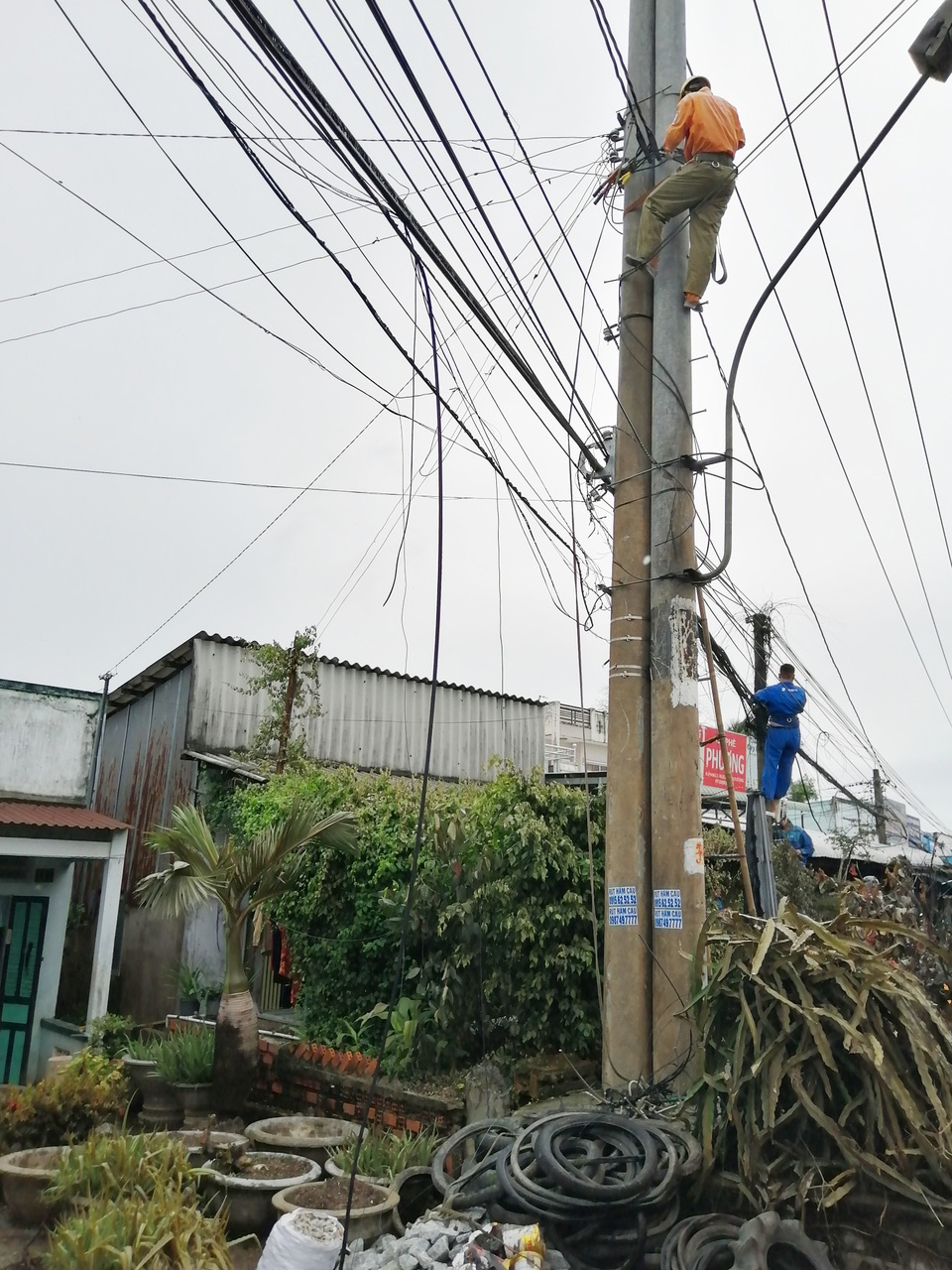 Xe đang chở nhiều hành khách bất ngờ cháy trơ khung - 6 Xe đang chở nhiều hành khách bất ngờ cháy trơ khung - 6