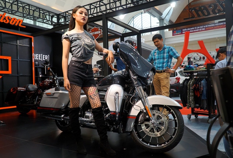 Ngắm những người mẫu xinh đẹp bên môtô “khủng” tại Vietnam AutoExpo 2019 - 2 Ngắm những người mẫu xinh đẹp bên môtô “khủng” tại Vietnam AutoExpo 2019 - 2