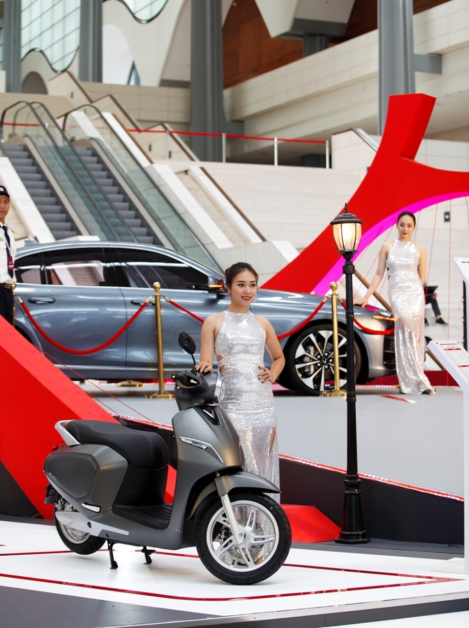 Ngắm những người mẫu xinh đẹp bên môtô “khủng” tại Vietnam AutoExpo 2019 - 4 Ngắm những người mẫu xinh đẹp bên môtô “khủng” tại Vietnam AutoExpo 2019 - 4