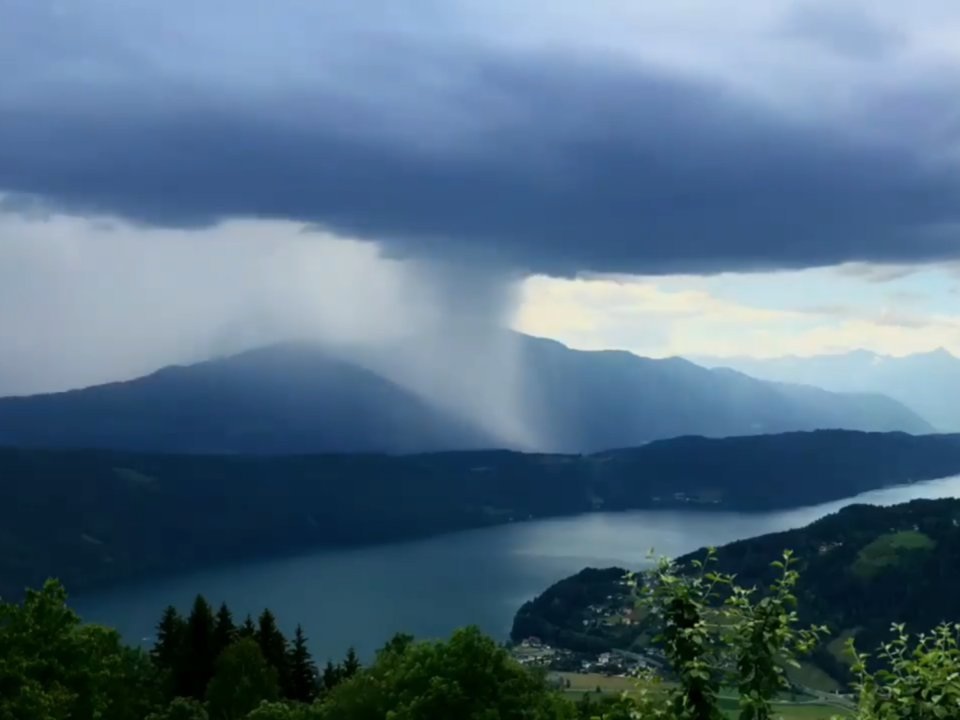 “Bom mưa” cực hiếm khiến bầu trời như tách đôi trong ngày tận thế - 2