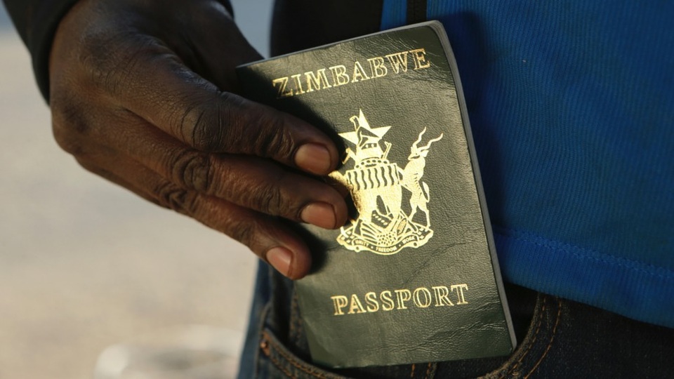 Khủng hoảng kinh tế trầm trọng, Zimbabwe không có nổi giấy, mực để in hộ chiếu cho dân - 1 Khủng hoảng kinh tế trầm trọng, Zimbabwe không có nổi giấy, mực để in hộ chiếu cho dân - 1
