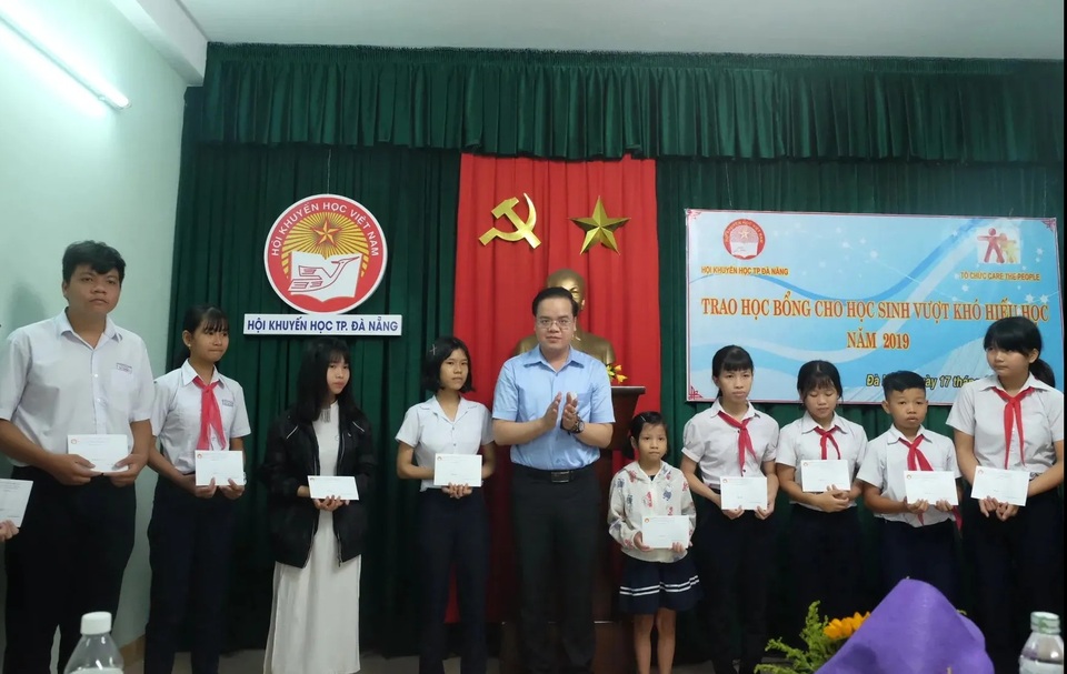 Đà Nẵng: Trao hơn 120 triệu đồng học bổng hỗ trợ học sinh nghèo vượt khó - 1 Đà Nẵng: Trao hơn 120 triệu đồng học bổng hỗ trợ học sinh nghèo vượt khó - 1