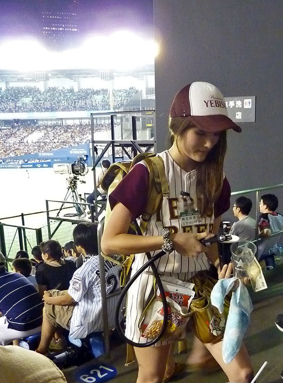 Những cô gái xinh đẹp đeo trên mình thùng bia nặng 17kg, bán dạo ở sân vận động - 1 Những cô gái xinh đẹp đeo trên mình thùng bia nặng 17kg, bán dạo ở sân vận động - 1