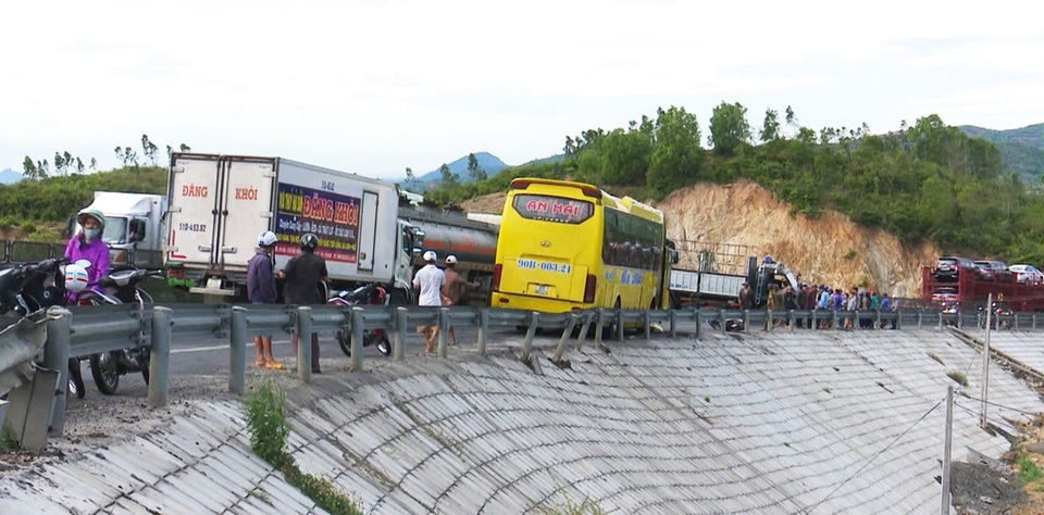 6 phương tiện gặp tai nạn liên hoàn khi đổ đèo, 1 phụ nữ tử vong - 1 6 phương tiện gặp tai nạn liên hoàn khi đổ đèo, 1 phụ nữ tử vong - 1