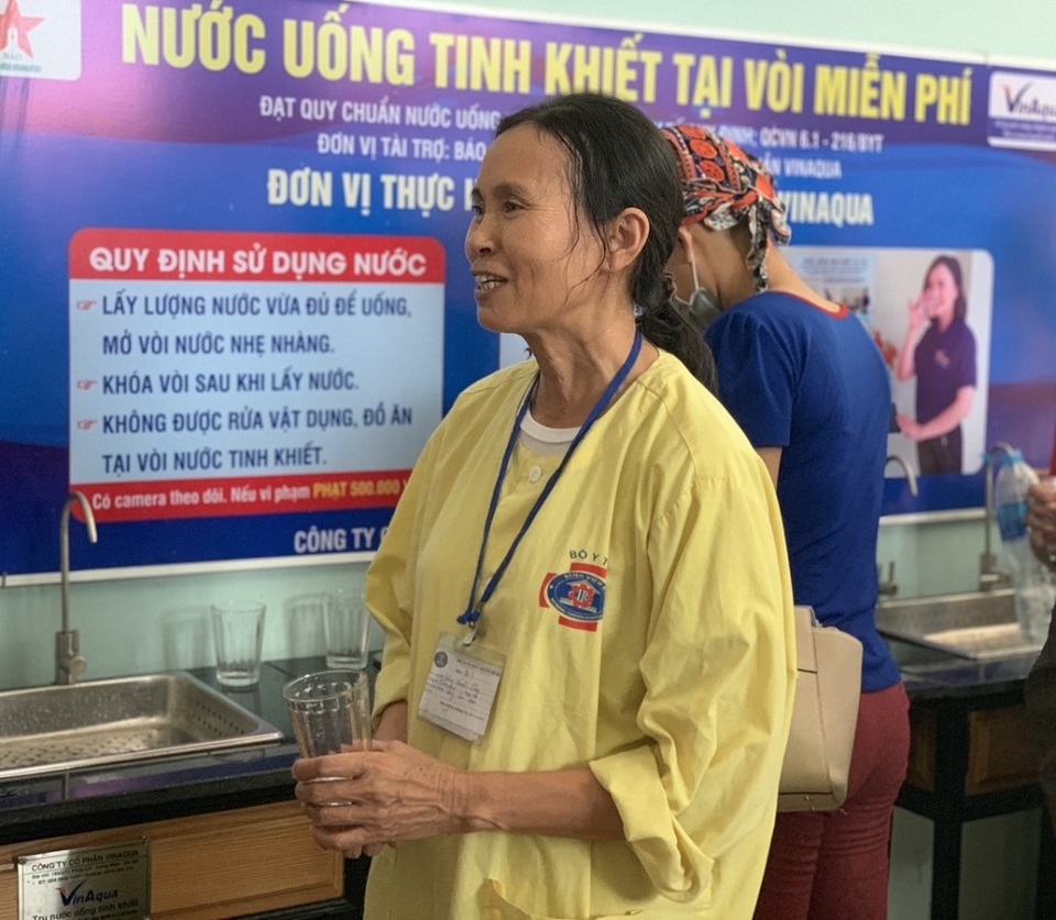 Bệnh nhân ung thư điều trị tại viện K3 Tân Triều tha hồ uống nước tinh khiết tại vòi - 6 Bệnh nhân ung thư điều trị tại viện K3 Tân Triều tha hồ uống nước tinh khiết tại vòi - 6