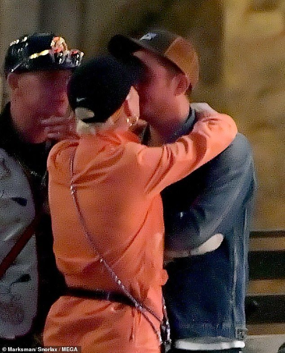 Katy Perry tình tứ hôn Orlando Bloom - 1 Katy Perry tình tứ hôn Orlando Bloom - 1