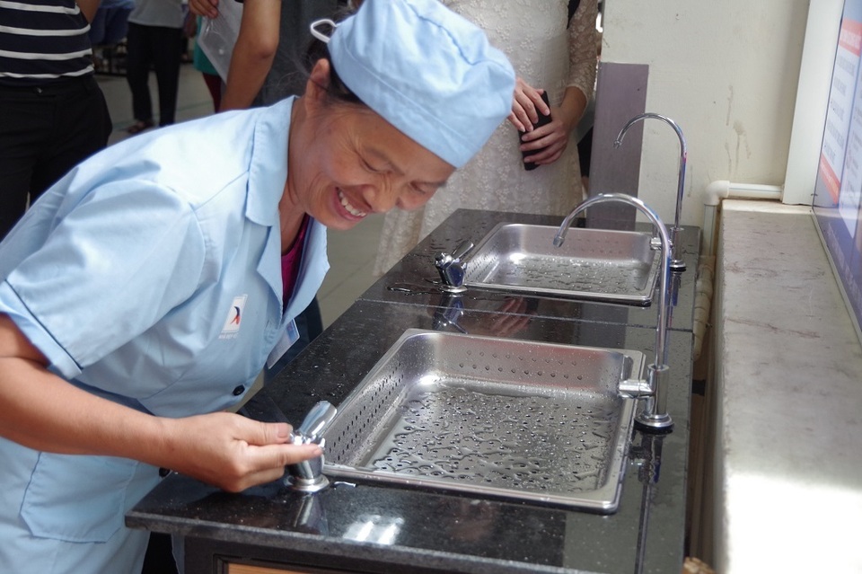 Bệnh nhân ung thư điều trị tại viện K3 Tân Triều tha hồ uống nước tinh khiết tại vòi - 7 Bệnh nhân ung thư điều trị tại viện K3 Tân Triều tha hồ uống nước tinh khiết tại vòi - 7