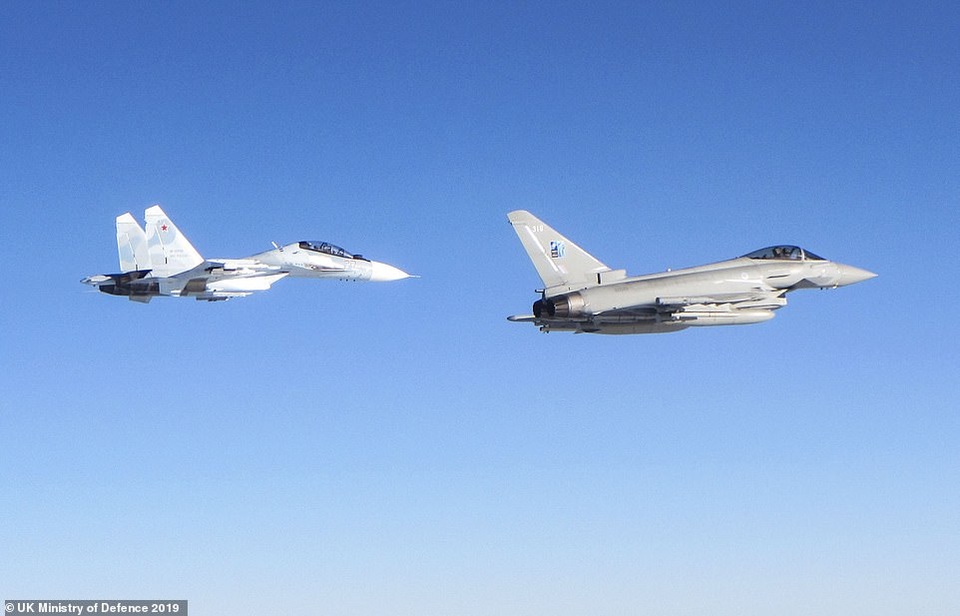 Khoảnh khắc tiêm kích “cuồng phong” Anh chặn “hổ mang chúa” Su-30 của Nga - 2 Khoảnh khắc tiêm kích “cuồng phong” Anh chặn “hổ mang chúa” Su-30 của Nga - 2