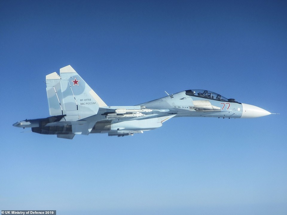 Khoảnh khắc tiêm kích “cuồng phong” Anh chặn “hổ mang chúa” Su-30 của Nga - 7 Khoảnh khắc tiêm kích “cuồng phong” Anh chặn “hổ mang chúa” Su-30 của Nga - 7