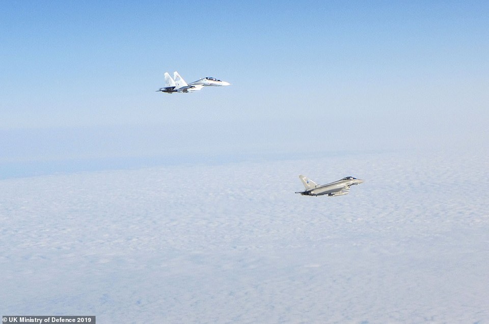 Khoảnh khắc tiêm kích “cuồng phong” Anh chặn “hổ mang chúa” Su-30 của Nga - 6 Khoảnh khắc tiêm kích “cuồng phong” Anh chặn “hổ mang chúa” Su-30 của Nga - 6