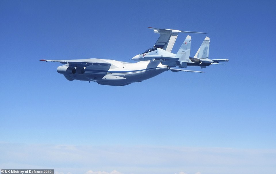 Khoảnh khắc tiêm kích “cuồng phong” Anh chặn “hổ mang chúa” Su-30 của Nga - 3 Khoảnh khắc tiêm kích “cuồng phong” Anh chặn “hổ mang chúa” Su-30 của Nga - 3