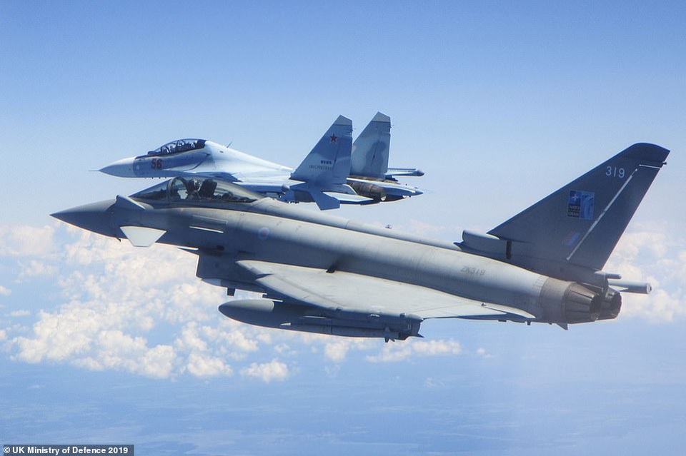 Khoảnh khắc tiêm kích “cuồng phong” Anh chặn “hổ mang chúa” Su-30 của Nga - 1 Khoảnh khắc tiêm kích “cuồng phong” Anh chặn “hổ mang chúa” Su-30 của Nga - 1