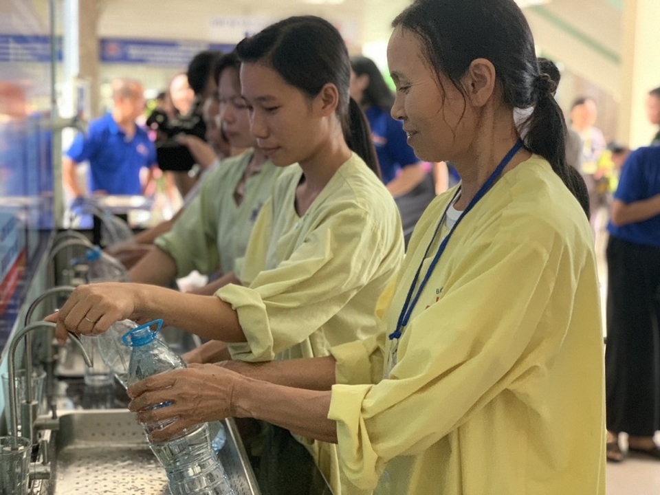 Bệnh nhân ung thư điều trị tại viện K3 Tân Triều tha hồ uống nước tinh khiết tại vòi - 5 Bệnh nhân ung thư điều trị tại viện K3 Tân Triều tha hồ uống nước tinh khiết tại vòi - 5
