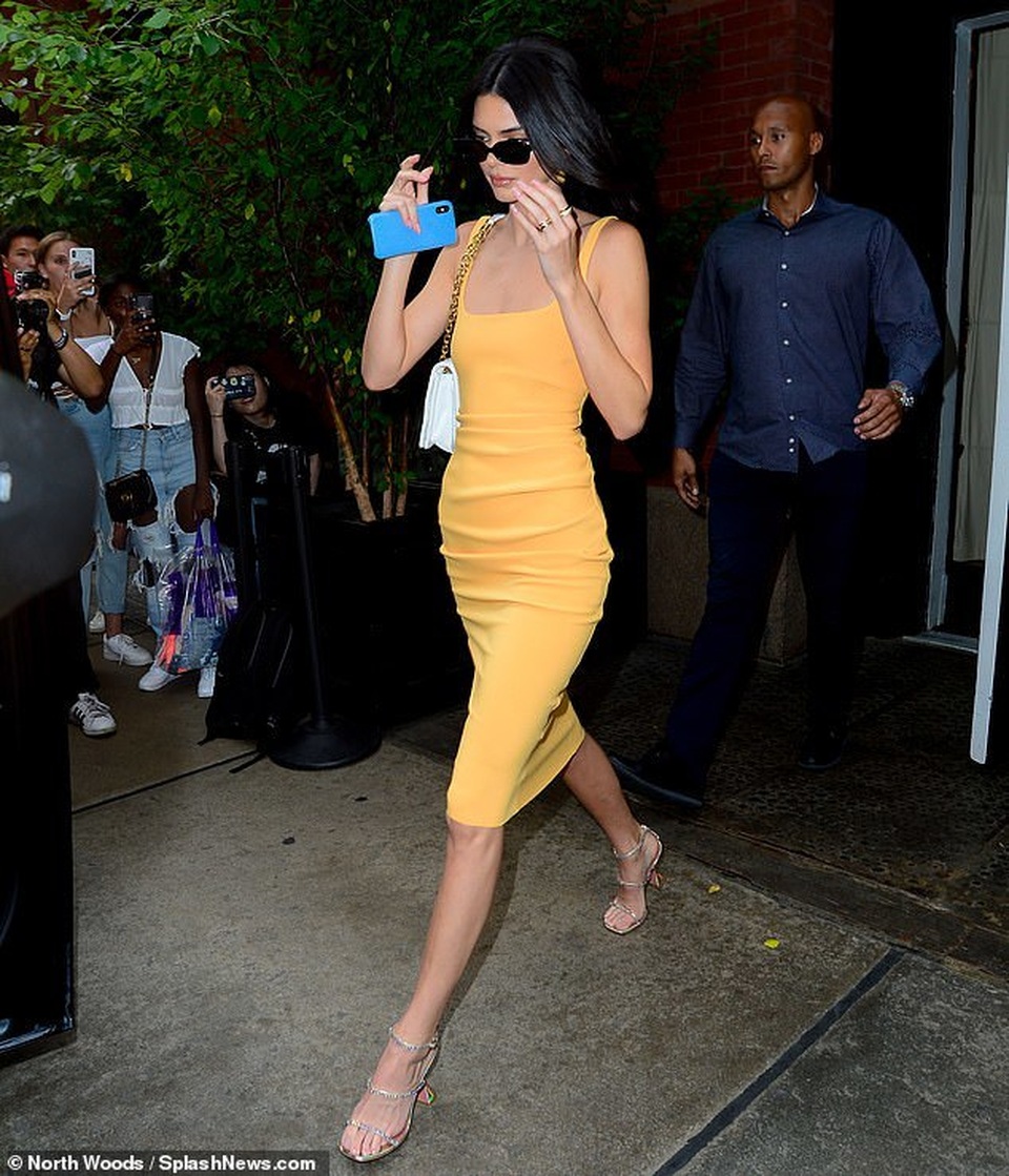 Kendall Jenner khoe dáng chuẩn với váy ôm sát - 6 Kendall Jenner khoe dáng chuẩn với váy ôm sát - 6