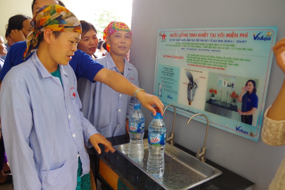 Bệnh nhân ung thư điều trị tại viện K3 Tân Triều tha hồ uống nước tinh khiết tại vòi - 2 Bệnh nhân ung thư điều trị tại viện K3 Tân Triều tha hồ uống nước tinh khiết tại vòi - 2